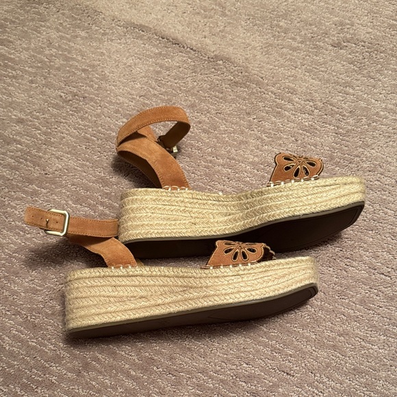 Crown Vintage Tan Floral Cutout Sandals - Picture 4 of 4